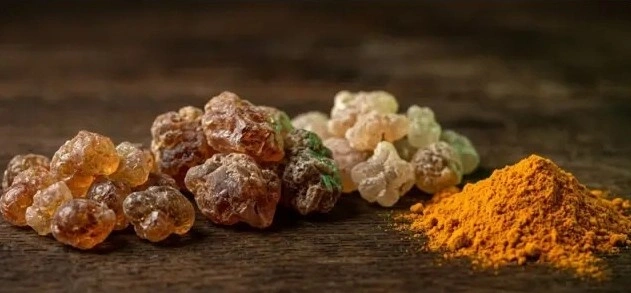 Natural herbal mixture of natural gums and turmeric for digestive health